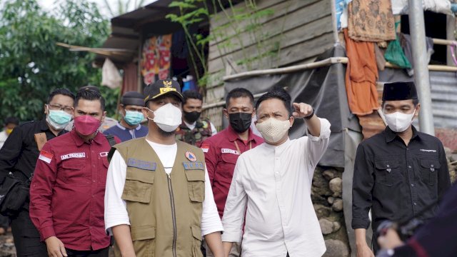 Bupati Bantaeng, Ilham Syah Azikin memastikan Daerah yang dipimpinnya cepat pulih pasca dilanda banjir (7/7) lalu. Kali ini, purna Praja itu bersama Plt Gubernur Sulsel, Andi Sudirman Sulaiman menyerahkan bantuan ke warga terdampak di Kampung Pa'rang, Desa Bonto Jai, Kecamatan Bisappu.