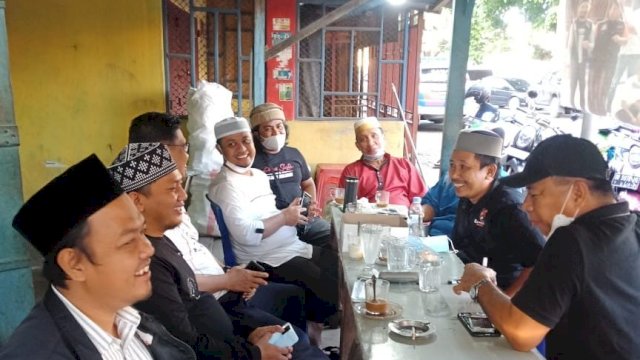 Plt Gubernur Sulsel saat menyempatkan waktunya ngopi dekat pasar Bulukumba, didampingi Bupati Andi Utta, Sabtu (10/7). [trotoar]