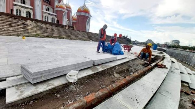 Pekerja sedang Melakukan Pemasangan Tegel Tangga Masjid 99 Kubah