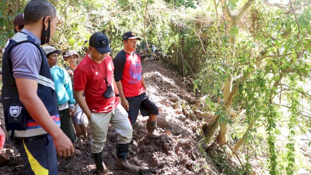 Bupati Bantaeng, DR Ilham Azikin bergabung bersama sejumlah petani di Kecamatan Bissappu untuk melakukan kerja bakti di Panaikang, Kecamatan Bissappu, Sabtu, 10 Juni 2021. 