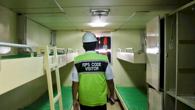 Potret isolasi apung di atas kapal laut. (dok: trotoar).