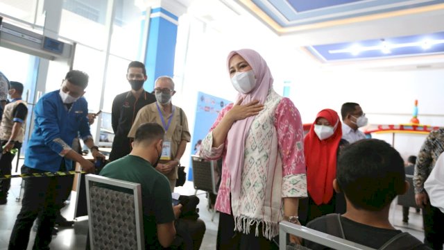 Fatmawati Rusdi memantau vaksinasi yang digelar PHRI.