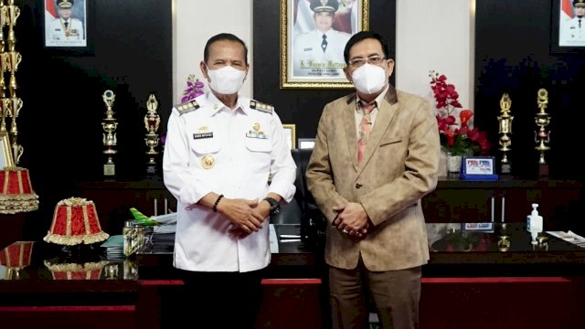 Bupati Luwu, Dr. Basmin Mattayang kembali meraih penghargaan dari Media Televisi. Kali ini penghargaan kepada Basmin diberikan usai menjadi narasumber pada live streaming talk show Lensa Bung Salim yang diadakan oleh 55 Televisi diruang kerja Kantor Bupati Luwu, Kamis (15/07/2021).