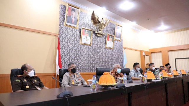 Pemerintah Kabupaten Bantaeng melakukan rapat koordinasi dengan pimpinan Forkopimda, tokoh agama dan organisasi keagamaan di Bantaeng. Rapat koordinasi yang digelar di ruang pola kantor bupati, Kamis, 15 Juli 2021 ini digelar dalam rangka persiapan hari raya Idul Adha.