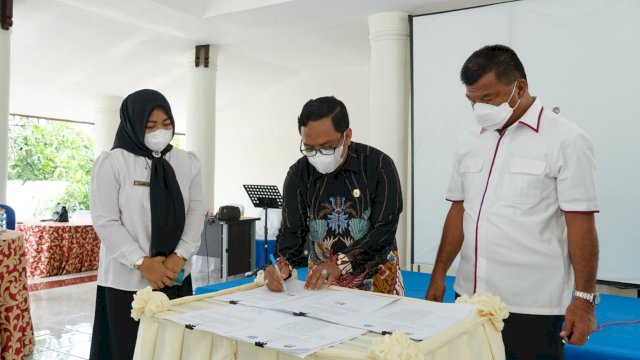 Pemerintah Kabupaten Bulukumba dan Komisi Pemilihan Umum (KPU) Kabupaten Bulukumba menyepakati nota kesepakatan (MoU) dalam rangka pembentukan Desa Peduli Pemilu dan Pemilihan (DP3). MoU ditandatangani Bupati Bulukumba H. A. Muchtar Ali Yusuf dan Ketua KPU Bulukumba Kaharuddin di Pendopo Rujab Bupati, Kamis (15/7/2021).