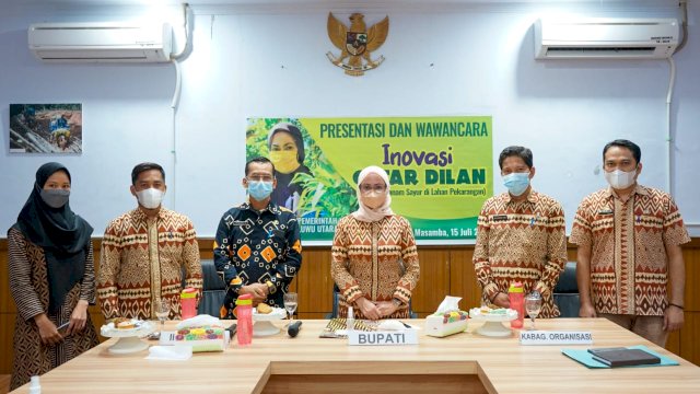 Bupati Luwu Utara, Indah Putri Indriani, mempresentasikan inovasi Getar Dilan (Gerakan Tanam Sayur di Lahan Pekarangan) di hadapan 11 orang Tim Panel Independen (TPI) Kompetisi Inovasi Pelayanan Publik (KIPP) Kementerian PANRB, Kamis (15/7/2021). 