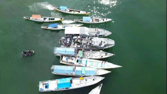 Di Perairan Makassar Di Atas Kapal Perang Serbuan Vaksin TNI AL diserbu Nelayan