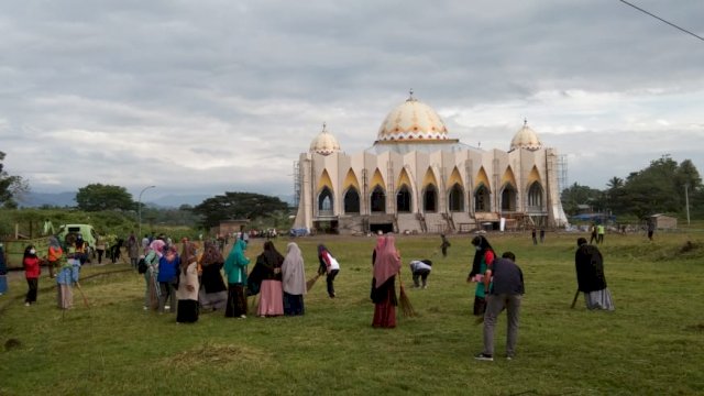 Halaman Masjid Islamic Center Sinjai.