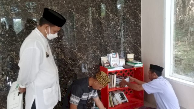 Kadis Perpustakaan dan Kearsipan Sinjai Berbagi Buku ke Pegiat Literasi Masjid