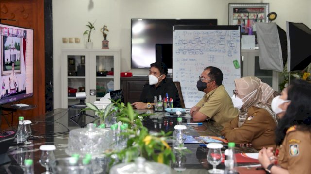 Wali Kota Makassar, Moh. Ramdhan &lsquo;Danny&rsquo; Pomanto mengikuti virtual bersama Presiden RI, Joko Widodo, Senin (19/7/21).