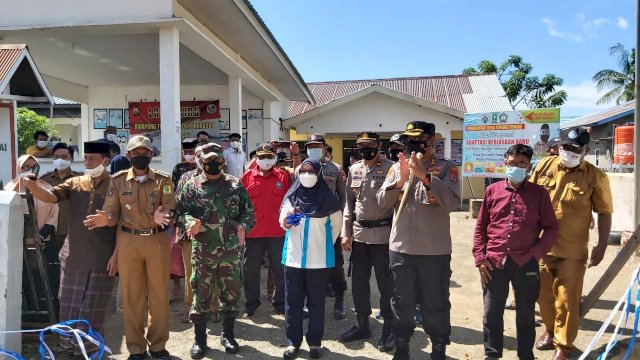 Kepala Kepolisian Resor Sinjai Ajun Komisaris Besar Polisi (Akbp) Iwan Irmawan, S.Ik.,M.Si meresmikan kampung tangguh narkoba yang mengambil lokasi di Desa Tongke- tongke, Kecamatan Sinjai Timur, Kabupaten Sinjai. Senin (19/7/2021).
