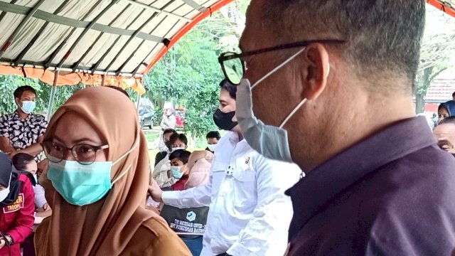Bupati Luwu UTara Indah Putri Indriani Meninjau Proses Vaksinasi COVID-19. 