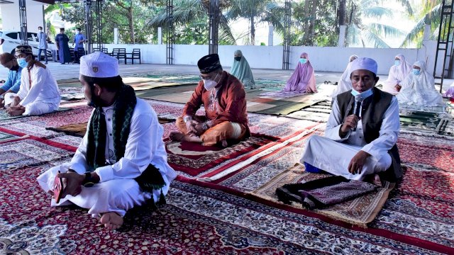 Bupati Luwu Utara, Indah Putri Indriani, melaksanakan salat idul Adha di kediamannya, Kanjiro Kecamatan Sukamaju, Selasa (20/7/2021). Orang nomor satu di Luwu Utara ini salat idul Adha dengan jumlah jemaah terbatas, yakni kurang lebih 10 jemaah.
