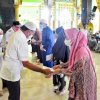 Andi Utta Kembali Serahkan Gajinya Kepada Guru Mengaji dan Imam Masjid