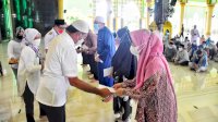 Andi Utta Kembali Serahkan Gajinya Kepada Guru Mengaji dan Imam Masjid