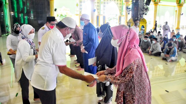 Bupati Bulukumba Andi Muchtar Ali Yusuf Menyerahkan Bantuan Kepada 137 Guru Mengaji dan Imam Masjid
