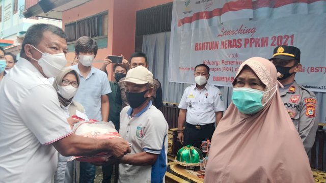 Usai menyerahkan bantuan kepada guru mengaji dan imam masjid se Kecamatan Ujungbulu, Bupati dan Wakil Bulukumba bergeser ke Kantor Kelurahan Terang-Terang 