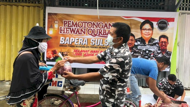 Sekretaris DPD Bapera Sulsel Nasruddin Upel Menyerahkan Daging Hewan Qurban Kepada Warga 