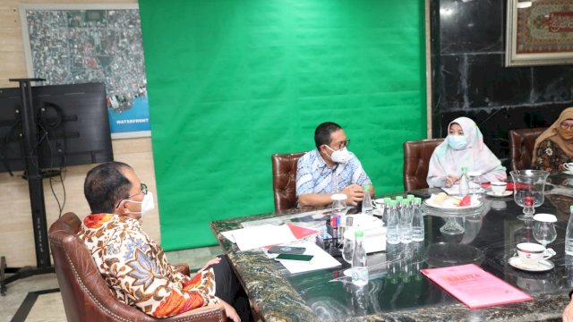 Wali Kota Makassar, Moh. Ramdhan &lsquo;Danny&rsquo; Pomanto menerima kunjungan Dirut RSKD Dadi, Arman Bausat di Kediaman pribadi Jalan Amirullah, Kamis (22/7/21).