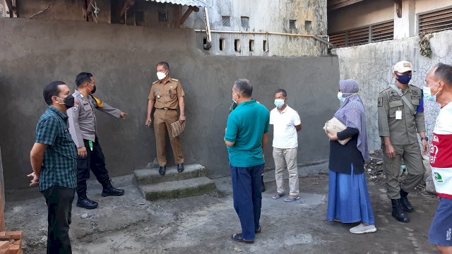 PENINJAUAN. Camat Panakkukang, Thahir Rasyid, bersama unsur Tripika, Babinsa dan Bhabinkamtibmas, meninjau lokasi Rumah Tahfidz Qur'an Nurul Jihad dan rumah warga di Kompleks IDI Pettarani, Kelurahan Masale, Kecamatan Panakkukang, Kota Makassar, yang ditembok anggota DPRD Kabupaten Pangkep Amiruddin, Jumat (23/7/2021). foto: istimewa 