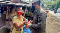 Giliran Pol PP Berbuat Baik, Membagikan Paket Sembako ke PKL yang Terdampak Covid