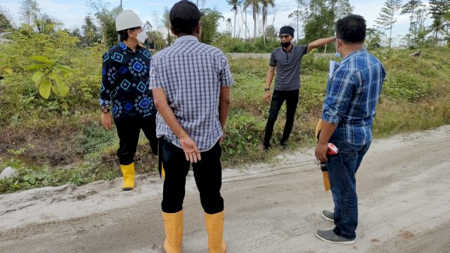 Wakil Bupati Luwu Utara, Suaib Mansur, meninjau kondisi terkini saluran pembuang dalam kota Masamba, Jumat (23/7/20121).&nbsp;