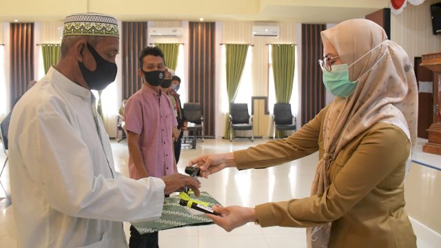 Bupati Luwu Utara, Indah Putri Indriani, menyerahkan bantuan alat mesin pertanian (alsintan) kepada sejumlah kelompok tani (poktan), Senin (26/7/2021), di Aula La Galigo Kantor Bupati. Bantuan diserahkan Bupati secara simbolis dengan tetap menerapkan protokol kesehatan yang ketat.&nbsp;