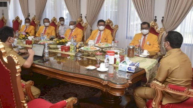 Saat Rektor UNM kunjungan ke Rujab Plt Gub Sulsel untuk mengundang hadir ke Dies Natalis UNM. 