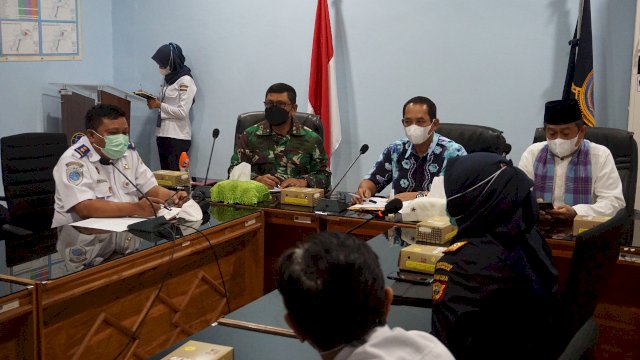 Bertempat di Ruang rapat Bonerate Kantor Otoritas Pelabuhan Utama Makassar, Komandan Lantamal VI (Danlantamal VI) Dr. Benny Sukandari, S.E., M.M., CHRMP, mengikuti rapat jelang persiapan Deklarasi Wajib Vaksin Covid-19 di Pelabuhan Makassar, Selasa (27/07/21).