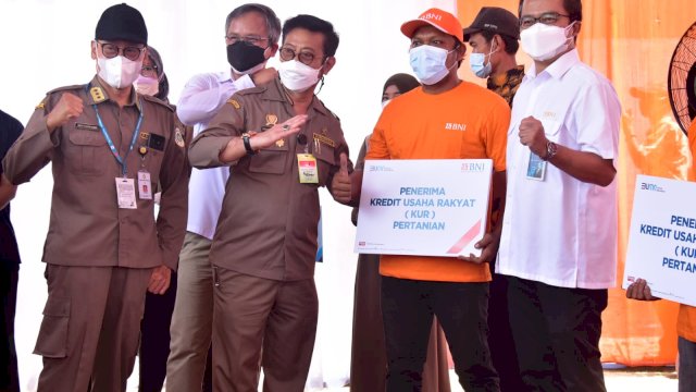 Menteri Pertanian Syahrul Yasin Limpo menyalurkan kredit usaha rakyat (KUR) ke petani di Kabupaten Serang, Banten sebesar Rp 1 miliar, Selasa (28/7/2021).&nbsp;