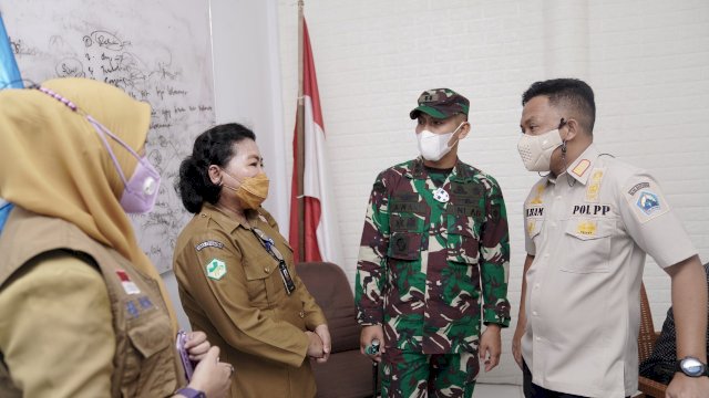 Bupati Bantaeng, Ilham Syah Azikin didampingi Kapolres dan Dandim 1410 Bantaeng serta sejumlah kepala OPD memantau jalannya serbuan vaksinasi, Selasa (27/7).