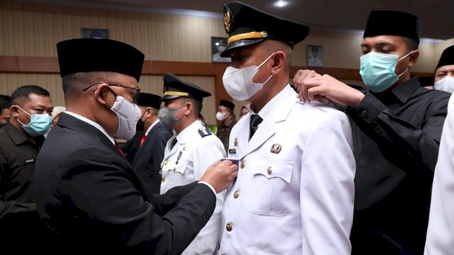 Rotasi jabatan di lingkup Pemkab Bantaeng kembali bergulir. Bupati Bantaeng, DR Ilham Azikin melantik 18 pejabat eselon II dan eselon III.