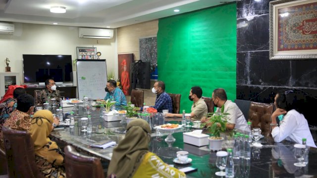 Walikota Makassar Moh.Ramdhan "Danny" Pomanto menerima perwakilan Usaha Mikro, Kecil, dan Menengah (UMKM) pasar segar dikediaman pribadinya, Jalan Amirullah. Kamis 29 Juli 2021.