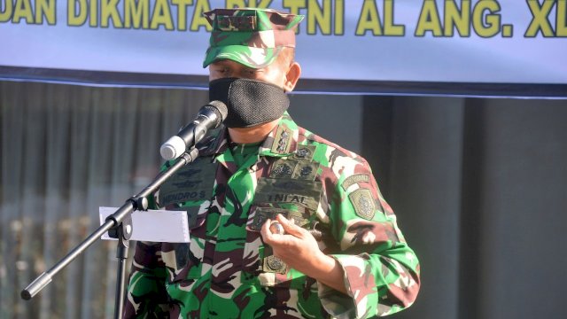 Komandan Satuan Pendidikan-2 (Dansatdik-2) Makassar Kolonel Marinir Hendro Suwito menjadi Inspektur Upacara dalam upacara Penutupan Pendidikan Dasar Keprajuritan (Diksarit) Chandradimuka dan dilanjutkan upacara Pembukaan Dasar Golongan (Sargol) Siswa Dikmaba dan Dikmata PK TNI AL Angk.XLI TA.2021 yang berlangsung di depan gedung Sultan Hasanuddin Lantamal VI Makassar, Kamis (29/07/2021).