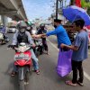Usai Salat Jumat, KNPI Makassar Bagikan Nasi Dos ke Pengendara