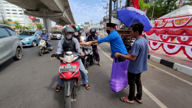 Usai Salat Jumat, KNPI Makassar Bagikan Nasi Dos ke Pengendara