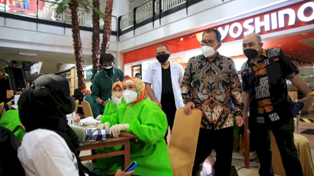 Walikota Makasssar Moh Ramdhan "Danny" meninjau vaksinasi yang digelar Kalla Group bersama Ikatan Dokter Indonesia, di Mall Ratu Indah Makassar, Kamis (29/7/2021)