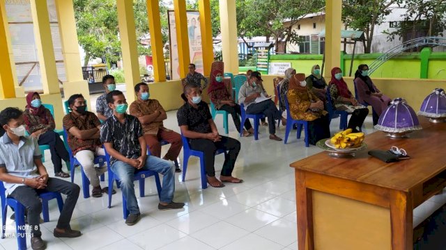 Ketua Tim Penggerak PKK Kabupaten Bantaeng, Sri Dewi Yanti kembali melakukan kunjungan kerja ke kampung KB di beberapa lokasi di Bantaeng, Kamis, 29 Juli 2021. Pada kunjungan kerja kali ini, Sri Dewi Yanti meminta kepada semua pengurus Pokja dan unsur masyarakat untuk mencegah stunting.