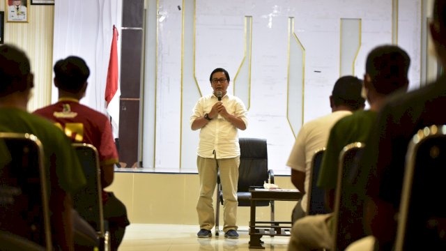 Wakil Bupati Luwu Utara, Suaib Mansur, melepas Tim Sepak Bola Luwu Utara untuk mengikuti ajang Pra-Porprov Tahun 2021 di Kabupaten Luwu, Jumat (30/7/2021), di Aula La Galigo Kantor Bupati. 