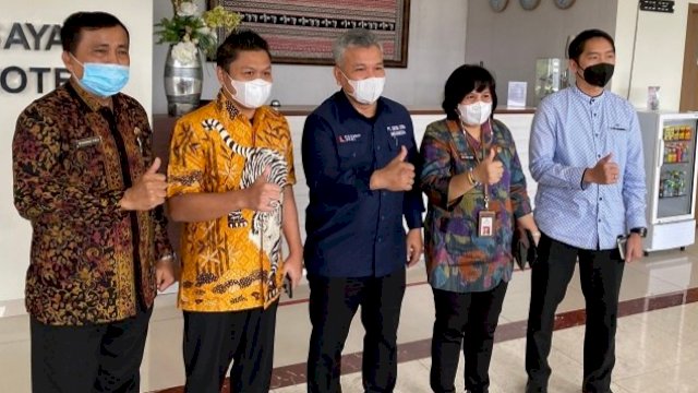 Yassir Mahmud Baju Batik Kuning Foto Bersama Pejabat Pemprov Usai di Teyaokan Sebagai Direktur Perseroda Sulsel