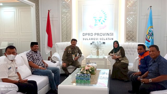 Menteri Pertanian Syahrul Yasin Limpo Bersama Ketua DPRD Sulsel Andi Ina Kartika Sari, Didampingi Wakil Ketua I Syaharuddin Alrif Ketua Fraksi PAN Syamsuddin Karlos dam Sekwan DPRD Sulsel M Jabir
