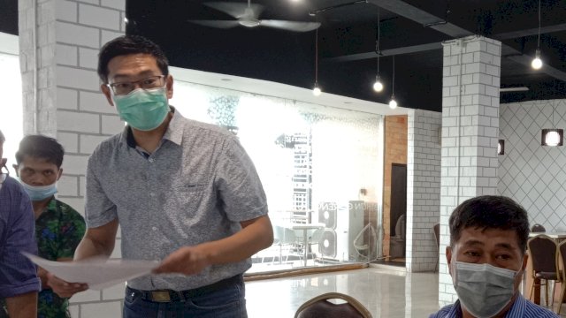 Salah satu warga pemilik lahan di Jalan Perintis Makassar, dr Hendra Kusuma. (FOTO: Alam/trotoar).