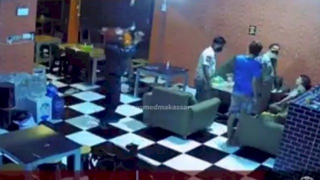 Oknum Satpol PP pukul pemilik cafe di Kabupaten Gowa. (SC).