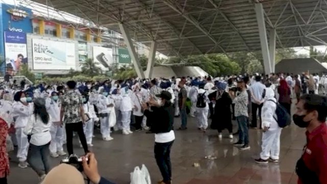 Kerumunan saat peluncuran Tim Detektor Covid-19 di Lapangan Karebosi Makassar, Jumat (2/7) [Tangkapan layar&ndash;Video]