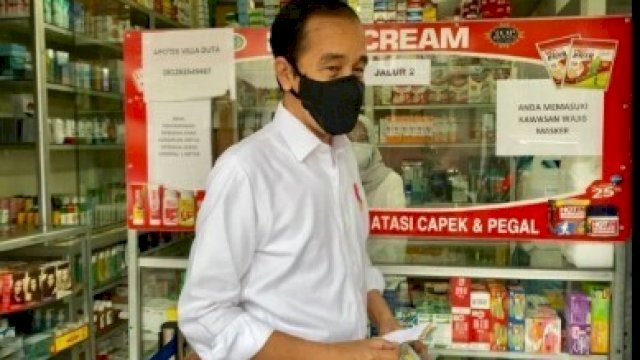 Presiden Joko Widodo saat blusukan ke salah satu Apotek di Bogor, Jumat (23/7). [Ist]