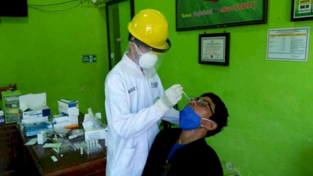 Dinkes Sinjai Fasilitasi Santri yang Kembali ke Pondok dengan Rapid Antigen Gratis