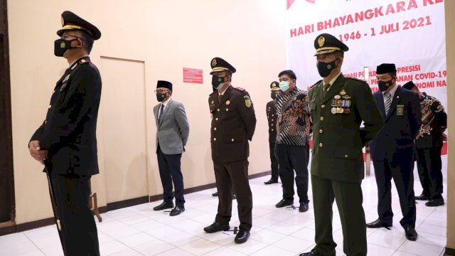 Bupati Bantaeng, DR Ilham Azikin menghadiri pelaksanaan Upacara Hari Ulang Tahun (HUT) ke-75 Bhayangkara. U[pacara ini dilaksanakan secara virtual di Ruang Vidcon Polres Bantaeng.