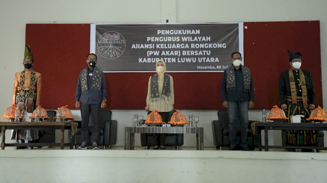 Pengurus Wilayah Aliansi Keluarga Rongkong (AKAR) Bersatu Kabupaten Luwu Utara periode 2021-2026 resmi dikukuhkan, Sabtu (3/7/2021), di Aula Hotel Bukit Indah, Masamba. Pengukuhan dihadiri Bupati Luwu Utara, Indah Putri Indriani.