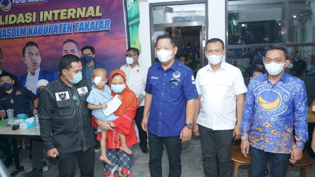 Bupati Takalar Syamsari Ktta Mendampingi Ketua DPW Nasdem Rusdi Masse 