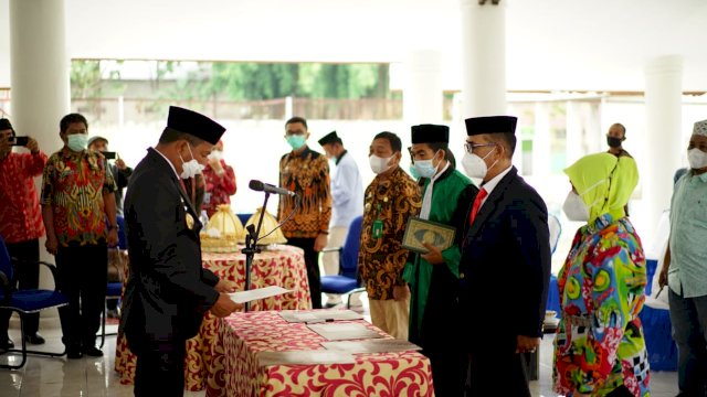 Bupati Bulukumba Muchtar Ali Yusuf mengambil sumpah dan melantik Direktur Perusahaan Daerah Air Minum (PDAM) Kabupaten Bulukumba, Andi Nurjaya. 